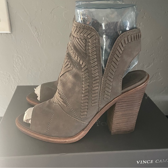 VINCE CAMUTO ‘Karinta’ Leather Peep Toe Bootie Heels Graystone NWT | Size 7 - Picture 4 of 5